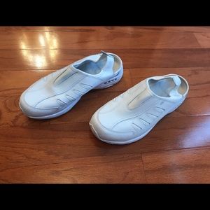 Easy Spirit Sling Back Tennis Shoes. Size 7.5.
